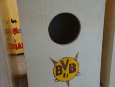Foto: Cajon mit einem gestalteten BVB-Logo
