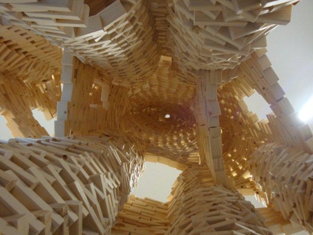 Foto: Innenansicht einer Archikulptur aus Holzbauklötzen
