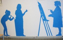 Blaue Personen an der Wand, die malen